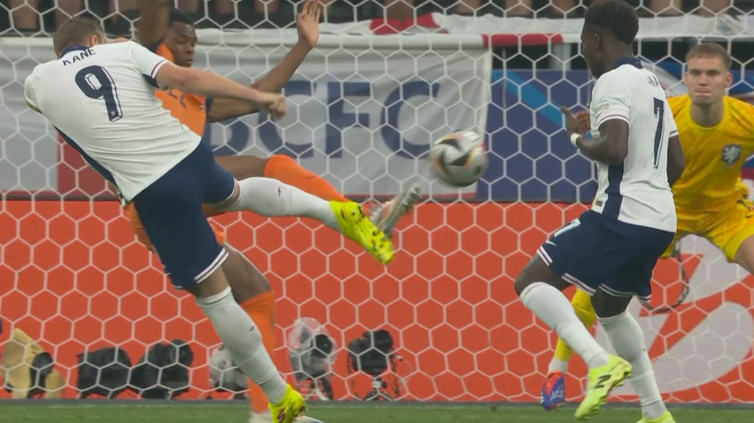 包含点球射门失准，球员表现失误堪忧的词条