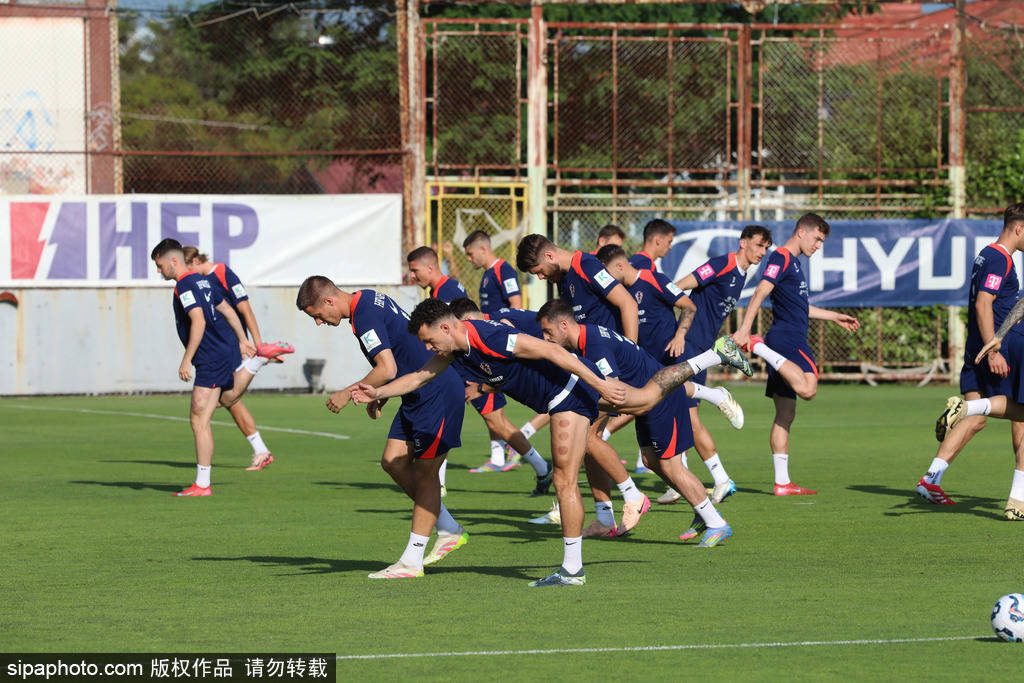 包含争分夺秒，球员奋力拼搏，场面火爆的词条