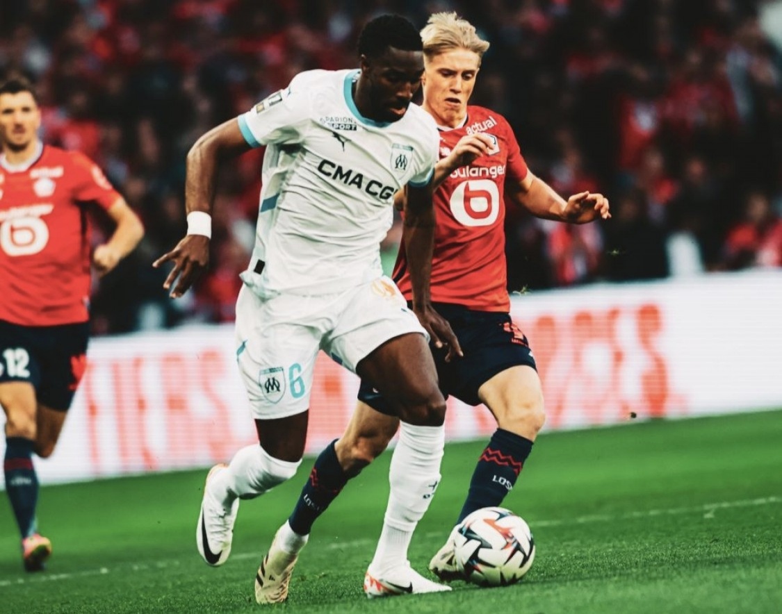 里尔客场战胜尼斯，领跑法甲冠军争夺整装待发的简单介绍