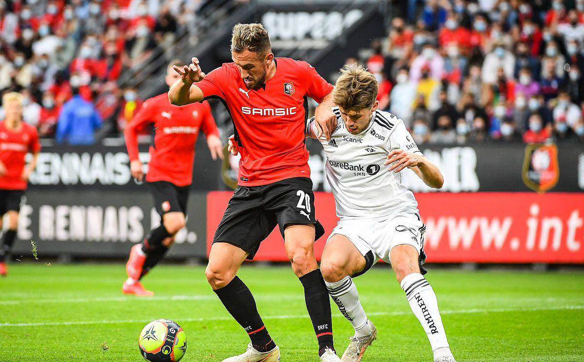 包含奥格斯堡主场击败对手，扭转保级困境的词条