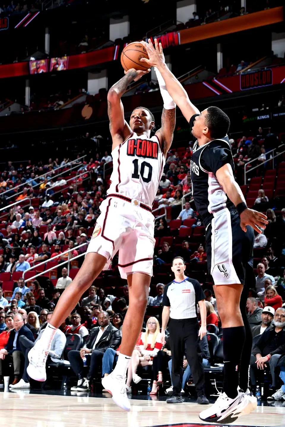 火箭队面临抉择，马刺队不容小觑，想必这场对决必将激烈