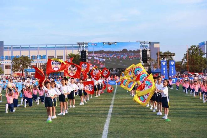 包含力求完美足球盛宴热闹非凡，国内足球发展蒸蒸日上的词条