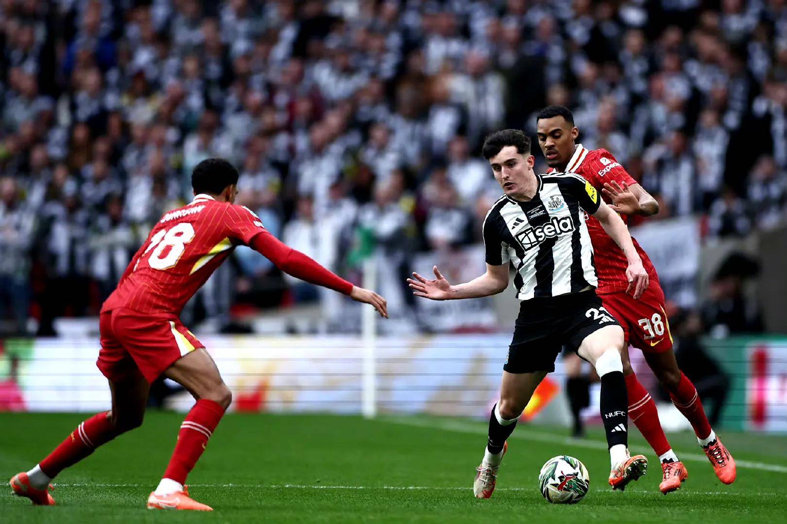 马德里竞技球员被罚下场，球队陷入人员不足危机的简单介绍