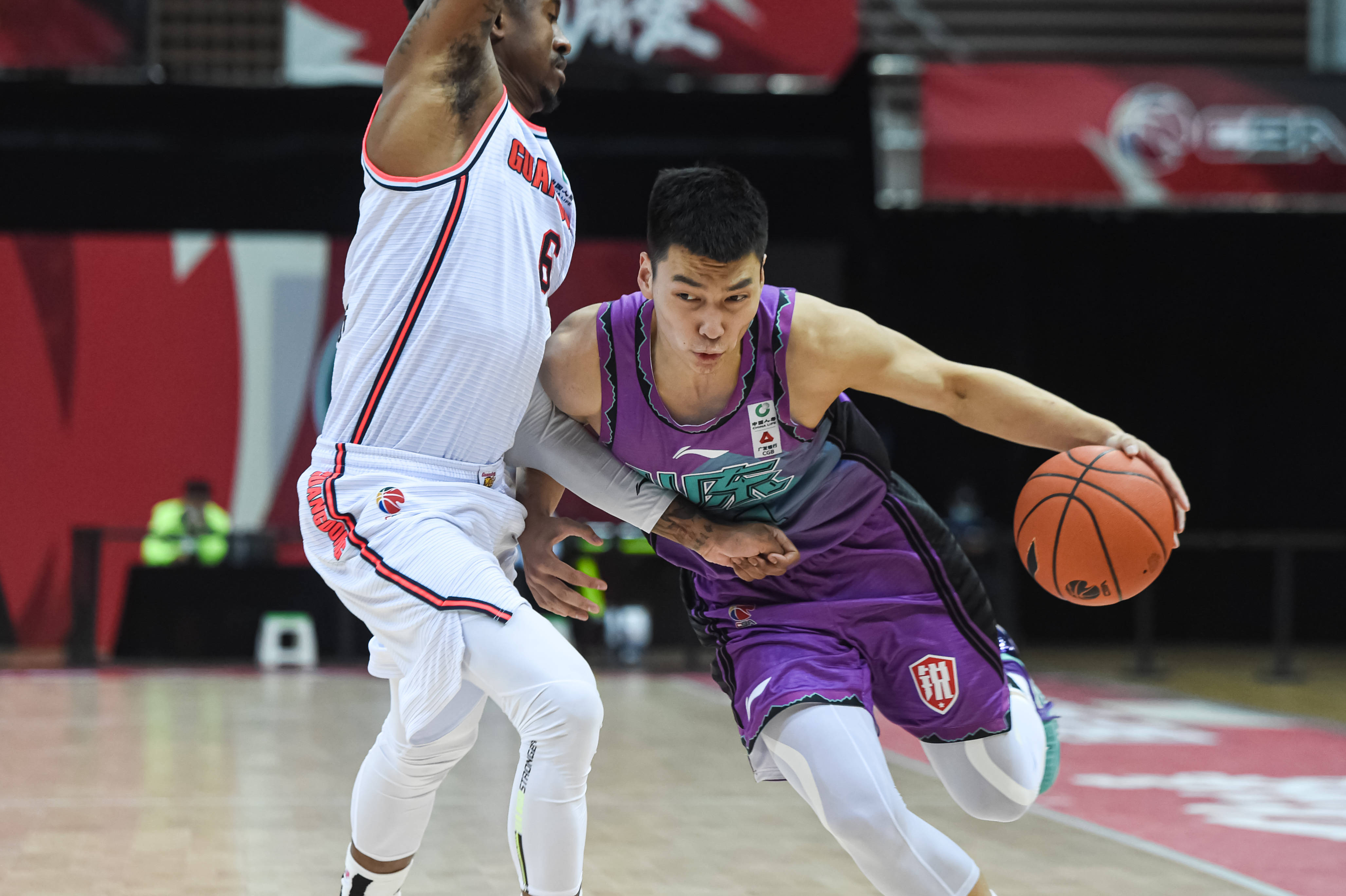 爱游戏-篮球比赛中球队展现顶尖水平，赢得称赞