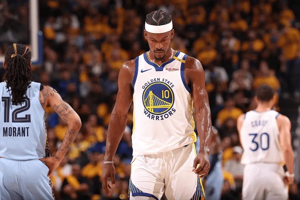 勇士队主场击败骑士队大胜险胜