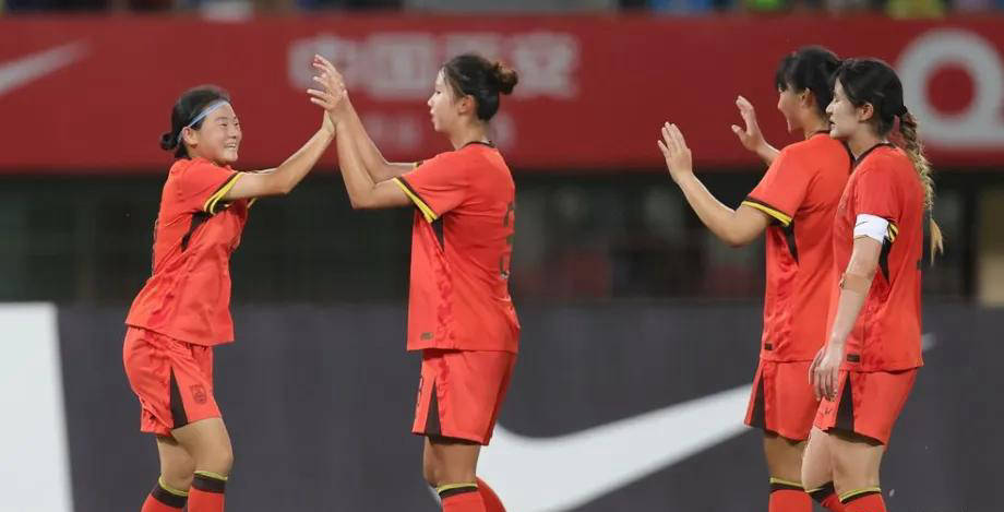 强队间的激烈角逐让球迷欢欣鼓舞 强队间的激烈角逐让球迷欢欣鼓舞