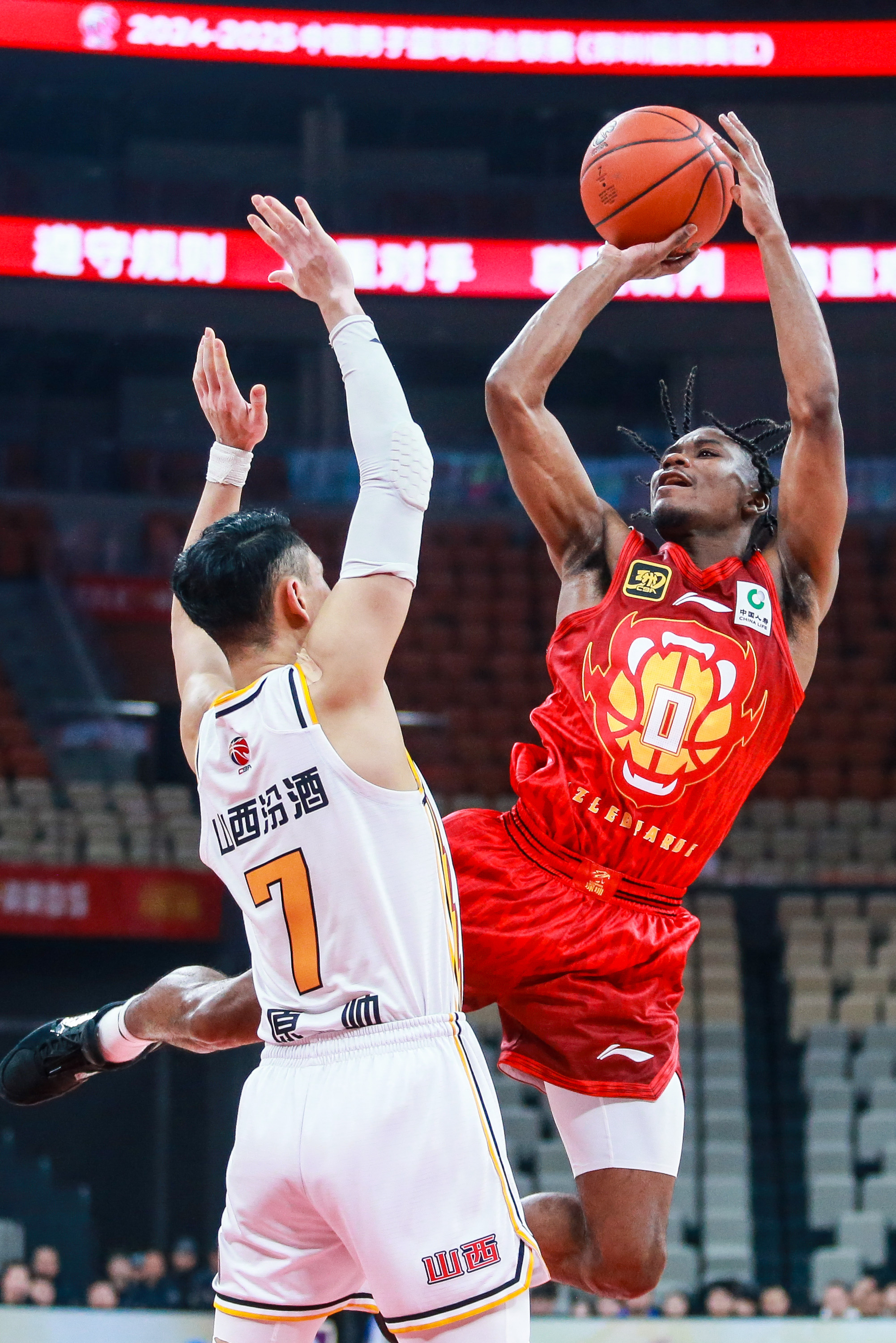 爱游戏app下载-MVP在比赛中发挥出色，成为焦点人物