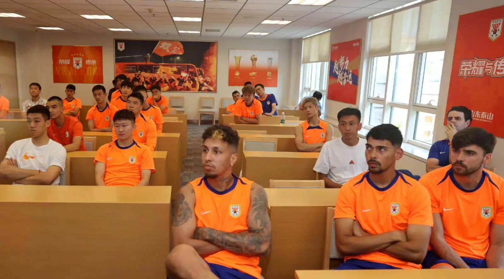 年轻球员脱颖而出，球队惊险取胜