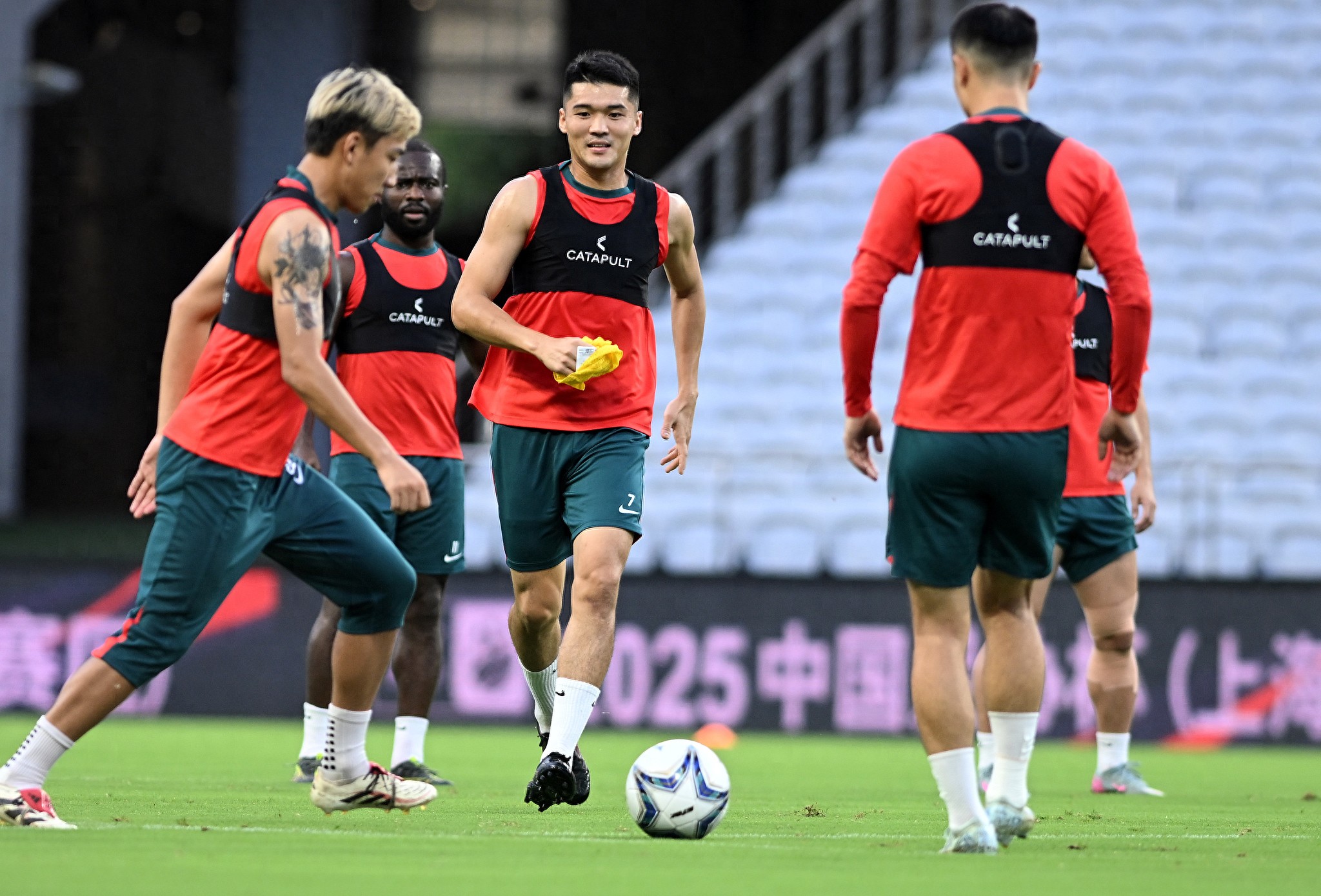 被看好的球队败局显现，现任教练面临压力的简单介绍