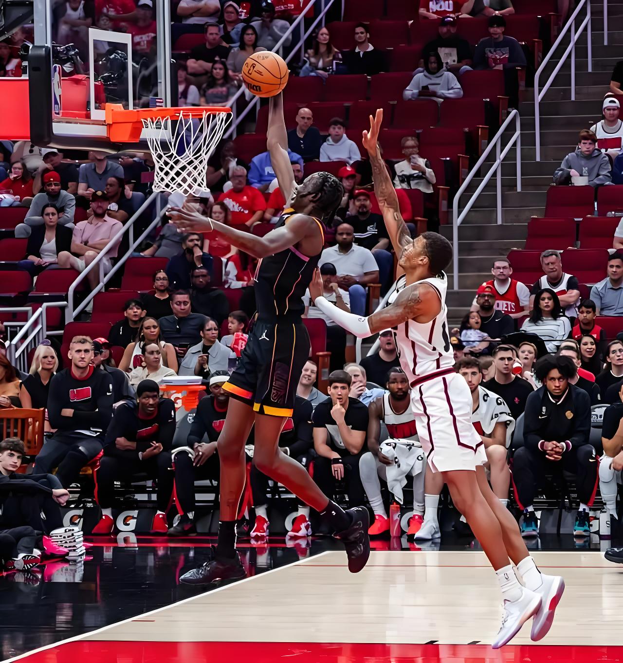 高手过招，场上篮球激烈纷争