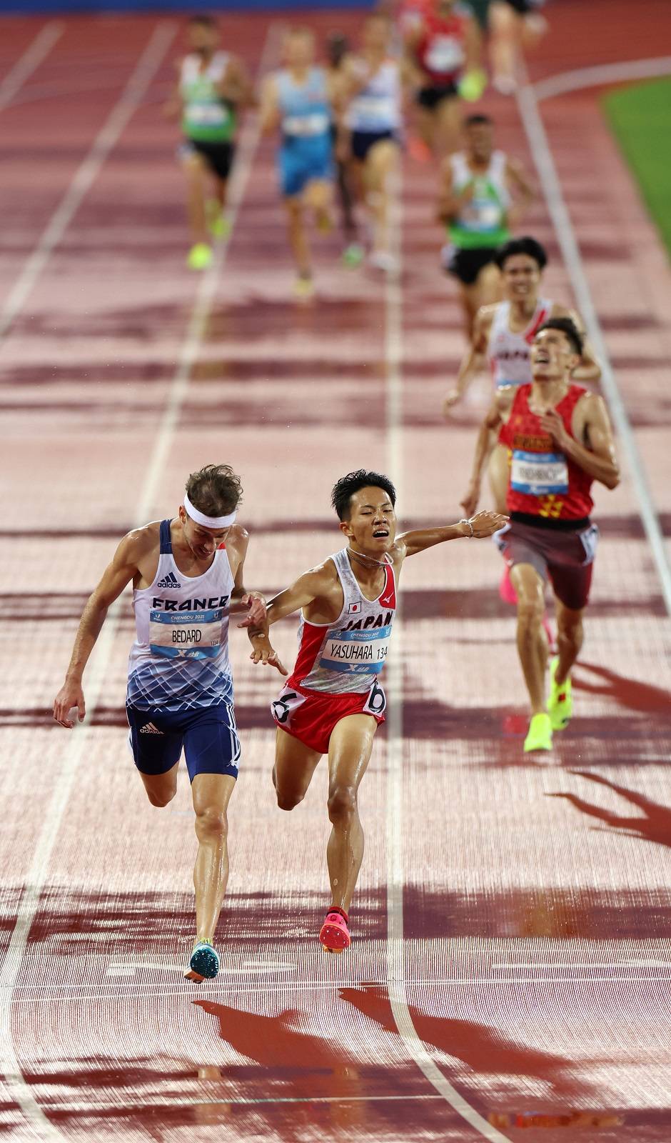 田径比赛实况报道：精彩瞬间震撼全场